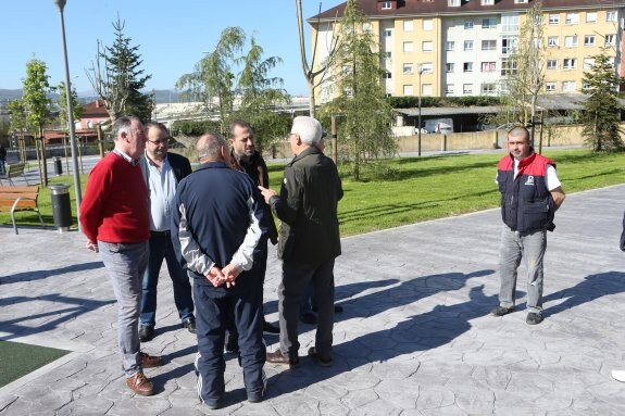 El alcalde, Ángel García, charla con el constructor Silvino Álvarez, en presencia de los concejales en el nuevo parque de El Berrón. 