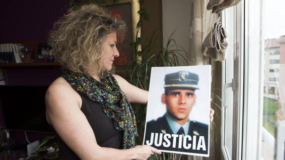 María José Rama observa con cariño una fotografía de su marido, Juan Carlos Beiro, la última víctima asturiana de ETA, asesinado en 2002