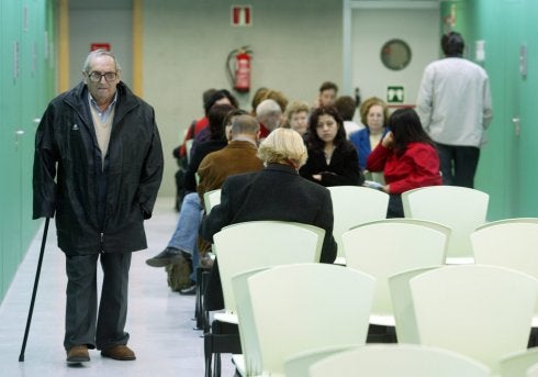 Usuarios en una sala de espera de La Lila. 