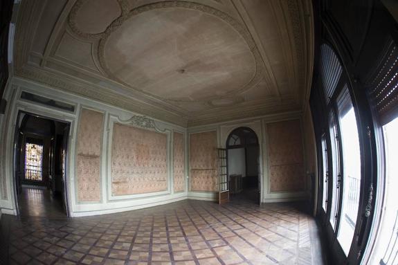 La seda en las paredes y el fresco de la sala anexa a la capilla del primer piso se mantienen. 