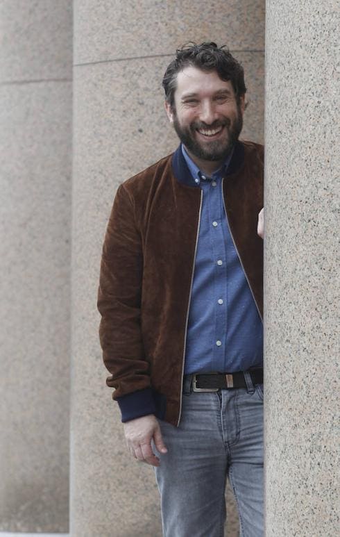 Sergio G. Sánchez, sonriente y feliz, ayer en la Laboral. 