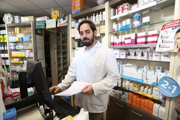 Álvaro Presa, en su farmacia de la calle Magnus Blikstad. 