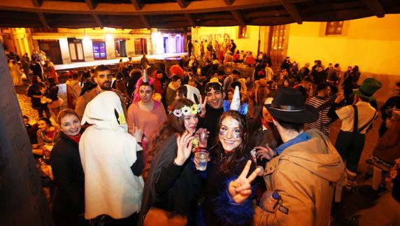 Un grupo de jóvenes, disfrutando de la noche ovetense