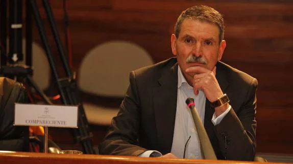 Víctor Zapico, ante la comisión de investigación parlamentaria sobre el 'caso Villa' en la Junta General, en febrero de 2015.
