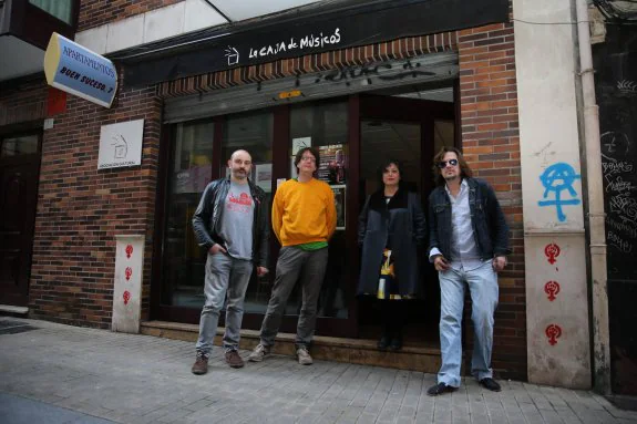 Aníbal López, Moriz Wahl, Isabel Muñiz y Nacho Vegas, a la entrada de La Caja de Músicos. 