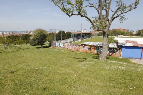 Zona de Los Pericones donde se ubicará el nuevo campo del Ceares, de hierba artificial. 