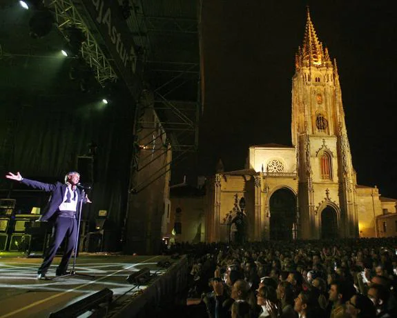Sergio Dalma, durante un concierto, con la Catedral al fondo. 