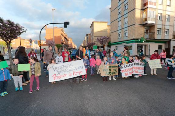 Los primeros manifestantes, a los que luego se sumaron más alumnos, padres y profesores. 