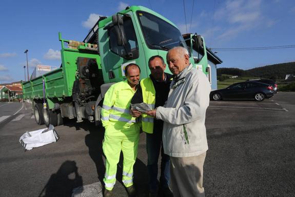 El presidente vecinal y los opearios de Tragsa, ayer, al inicio de la recogida en Monteana. 