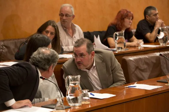 Alfonso Araujo conversa con Carlos de la Torre y Ana Bretón en un pleno. 