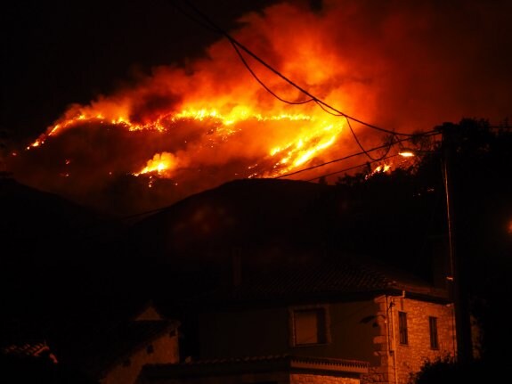 El fuego avanzando por la Sierra del Cuera, detrás de San Roque del Acebal, durante la noche del martes al miércoles. 