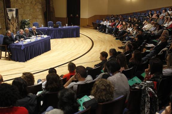 El consejero de Sanidad, Francisco del Busto (segundo por la izquierda), se dirige a los asistentes al Encuentro de Residentes de Medicina y Enfermería Familiar y Comunitaria. 