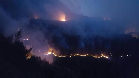 Uno de los incendios que asolan Asturias, en Villalaín, Allande.