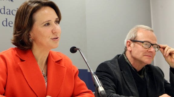 La directora de la Fundación Princesa de Asturias, Teresa Sanjurjo, acompañada por el violinista Yuri Nasushkin