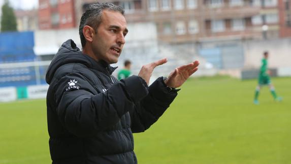 Pablo Lago pide calma a sus jugadores durante el encuentro ante el Covadonga.