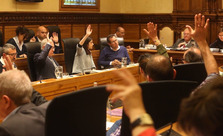 Momento de una de las votaciones del Pleno de ayer, con los concejales de Foro al fondo. 