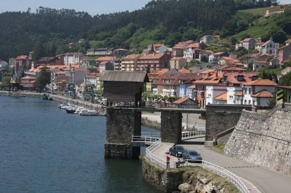 Vista del puerto de San Esteban de Pravia, con varias embarcaciones de recreo amarradas . 