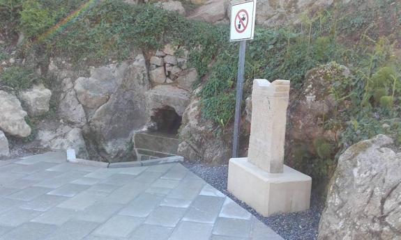 La reproducción de la Fortuna Balnearia ya luce al lado de la fuente de La Mortera, en Santa Bárbara.