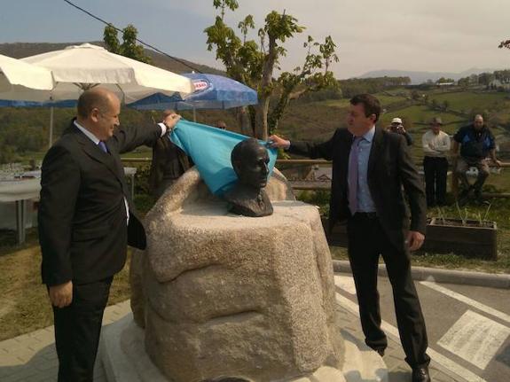 El escultor Amado 'Favila' y el alcalde de Boal, José Antonio Barrientos, descubren el busto. 