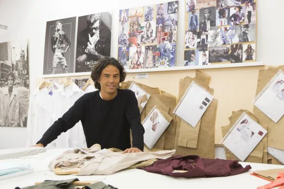  Imiloa. Rubén Fernández, director de la marca, en el taller de patronaje y confecciónque abrió hace apenas un mes para trabajar codo con codo con su equipo de modistas y diseñadores. 