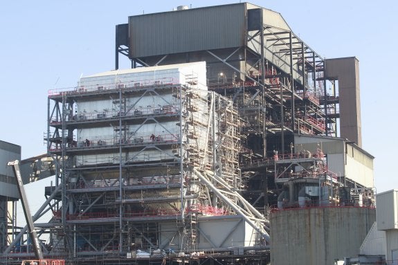 Labores de construcción de la desnitrificadora -en primer término- en la centra térmica de Soto de Ribera. 