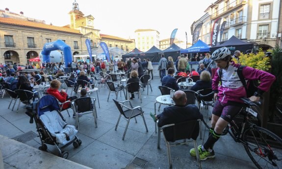 Un grupo de duatltas sale de la Plaza de España para enfocar la calle Rivero. 