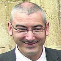 «Hay pirómanos profesionales que actúan por la noche», señala el alcalde de Allande