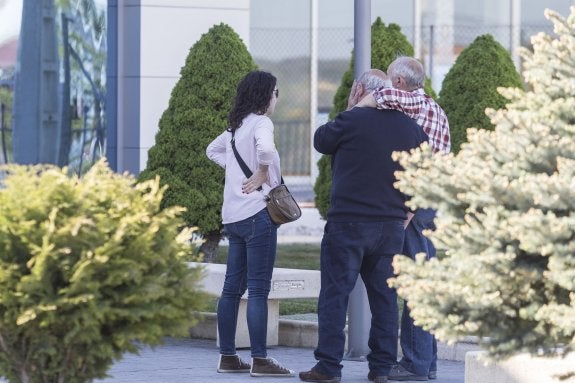 Familiares de Gonzalo Basurto se dan apoyo mutuo, en el tanatorio burgalés donde permanecen los restos mortales del pequeño piloto. 
