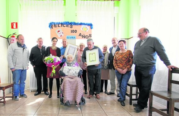 Elvira Insunza Fernández se rodeó ayer de seres queridos y conocidos para celebrar su siglo de vida. 