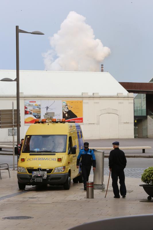 Bomberos y Policía Local se desplegaron, ayer, por el centro tras el escape de gas.