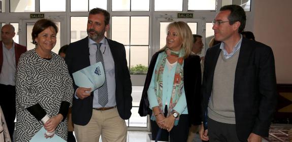 Carmen Moriyón, Marcos Grana, Cristina Coto y Fernando Couto, antes de intervenir en un acto a favor del AVE, en Gijón. 