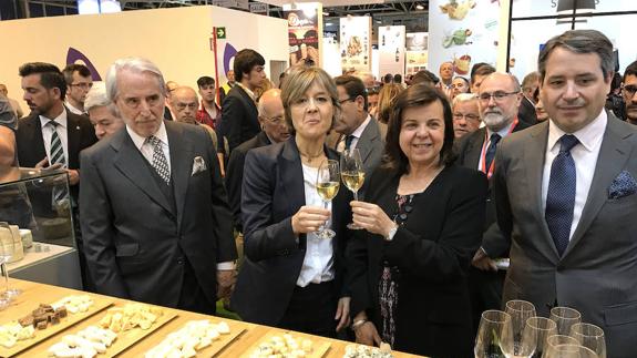 La ministra de Agricultura brinda con la consejera de Desarrollo Rural del Principado en el estand de Asturias.