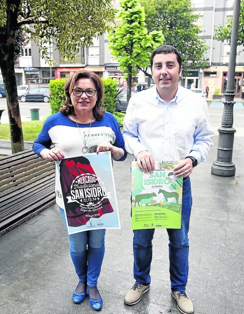 Fernández y Sánz con los carteles de san Isidro. 