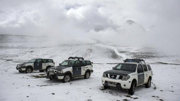 Los coches de la Guardia Civil que participan en las tareas de rescate de los cuerpos de los montañeros fallecidos en la parte cántabra de los Picos de Europa.