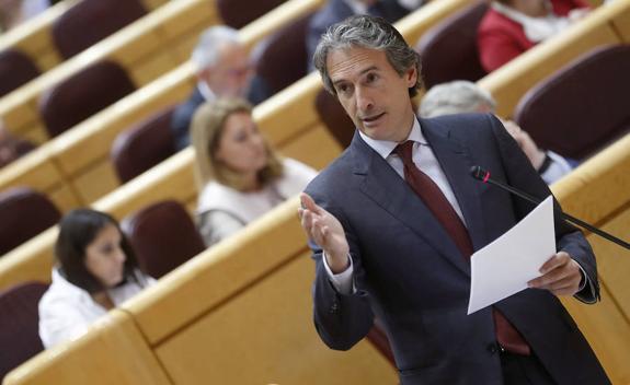 El ministro de Fomento, Íñigo de la Serna, explica su propuesta para la variante al senador Vicente Álvarez Areces. 