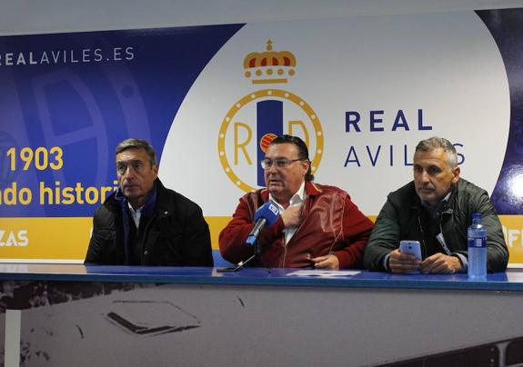 Paco Parreño, a la izquierda, con José Luis Tamargo y Blas García en la presentación del nuevo cuerpo técnico del Real Avilés.