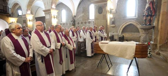 Decenas de sacerdotes acudieron a San Tirso para despedir al fallecido Luis Legaspi. 