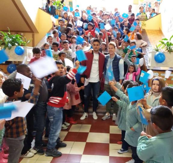 Real Oviedo | Susaeta y Costas visitan el colegio Pablo Miaja