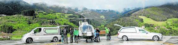 Momento en el que se procede al traslado de los cuerpos de los montañeros desde el helicóptero a los vehículos fúnebres que los llevaron hasta Valdecilla. 