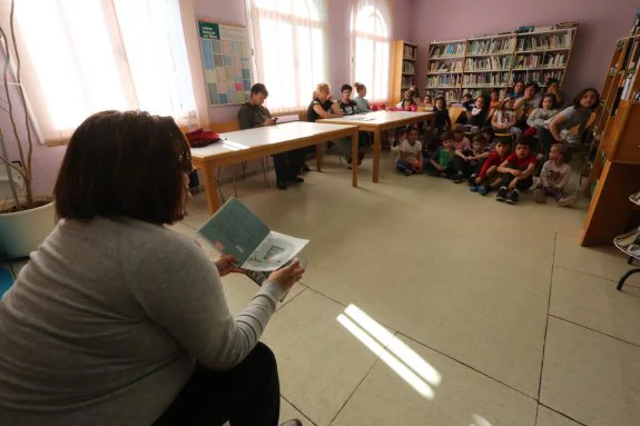 Niños y adultos comparten libros en Los Campos