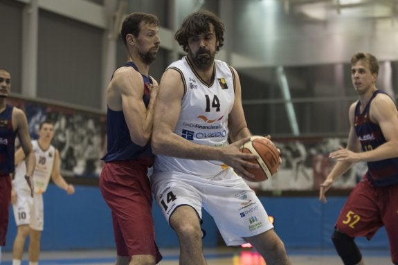 El pívot Edu Hernández-Sonseca trata de avanzar ante un rival. 