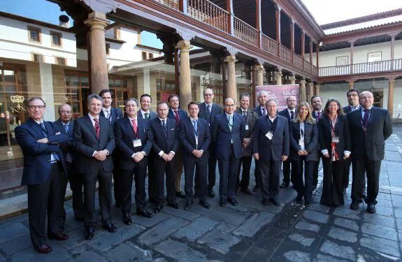 Los organizadores, anfitriones, ponentes y representantes de empresas que participaron en el quinto simposio 'Empresas con Rostro Humano', en el Reconquista. 