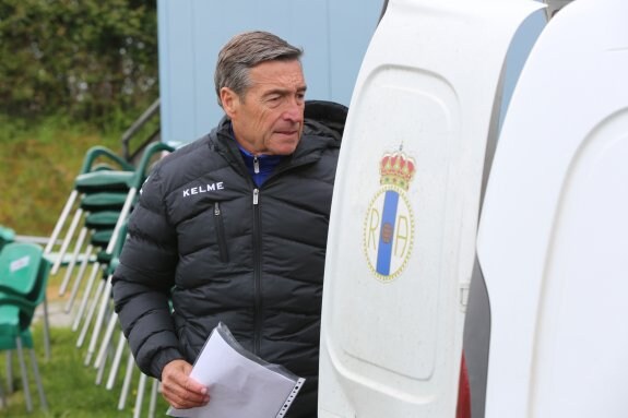 Paco Parreño retira material de la furgoneta del club en su primer entrenamiento. 