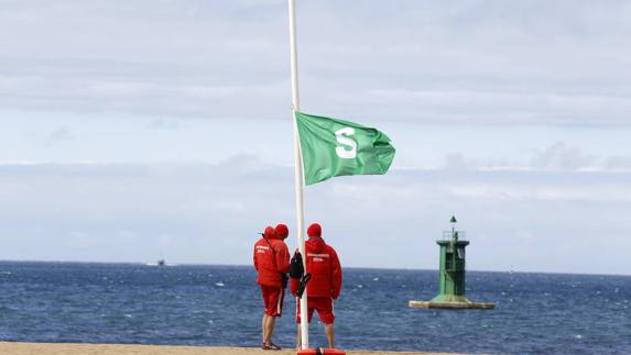 Socorristas del servicio de salvamento de la playa de Poniente.