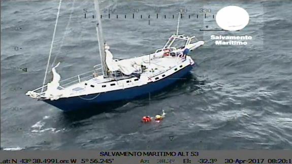 Rescatado tras perder el control de su velero en Gijón