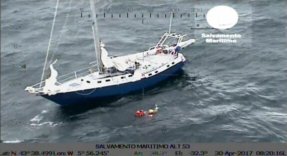 El tripulante se tuvo que tirar al agua para poder ser socorrido por el rescatador del Helimer Cantábrico. 