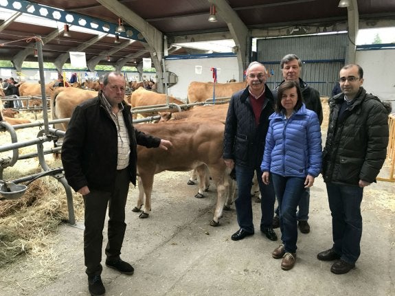 La consejera, con el alcalde de Cangas y la organización del certamen.