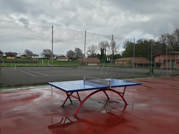 Una de las mesas de ping-pong que será reparada. 