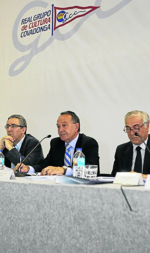 Enrique Tamargo, entre Enrique Pañeda y Armando Menéndez, en la asamblea del 22 de junio de 2011 en la que informó de la sentencia de la Audiencia Provincial que obligó a la fusión. 