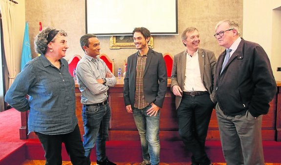 Los participantes en la mesa redonda.